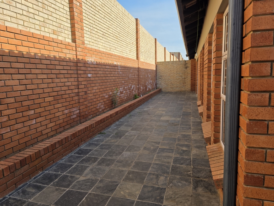 5 Bedroom Property for Sale in Beacon Bay North Eastern Cape